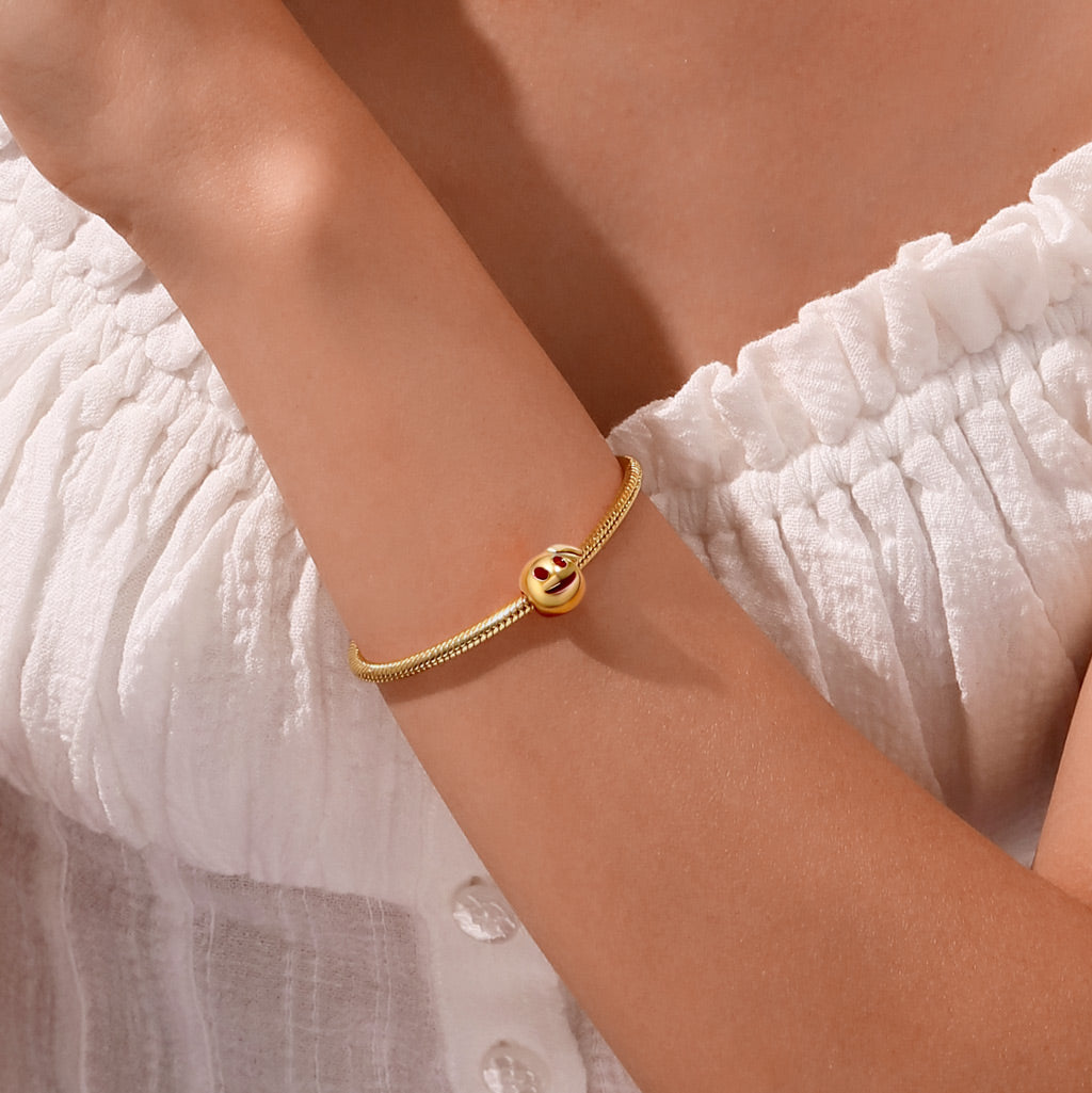 Gnoce emoji Salute Face Charm_5