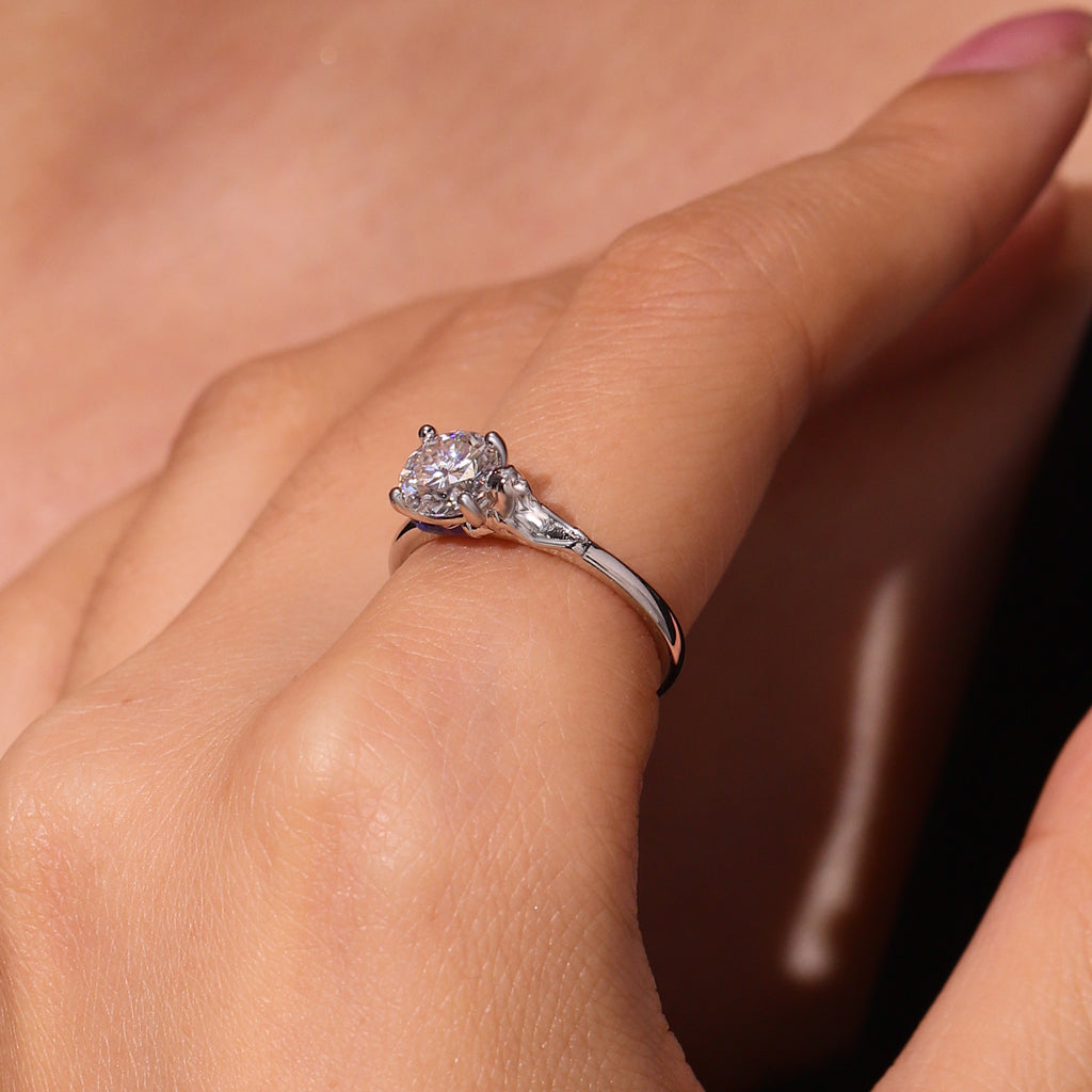 Gnoce Mermaid Embraces Moissanite Round Cut Ring_9