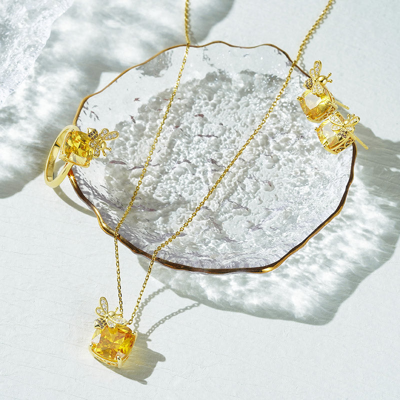 Gnoce Sparkling Honey Bee Necklace_3