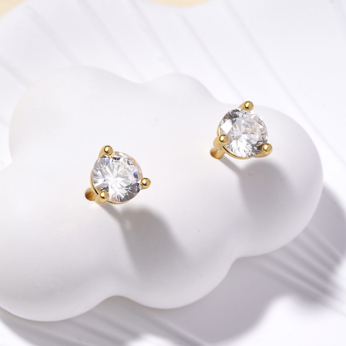 Gnoce Clear Sparkling Stone Stud Earrings_4