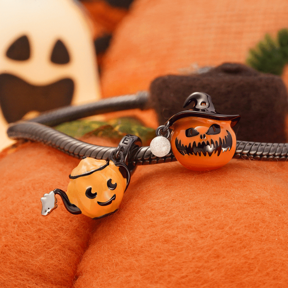 Gnoce Glow-in-the-Dark Pumpkin Wearing a Wizard Hat Charm_5