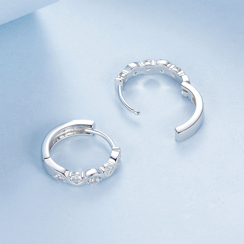 Gnoce Wavy Sparkling Hoop Earrings_3