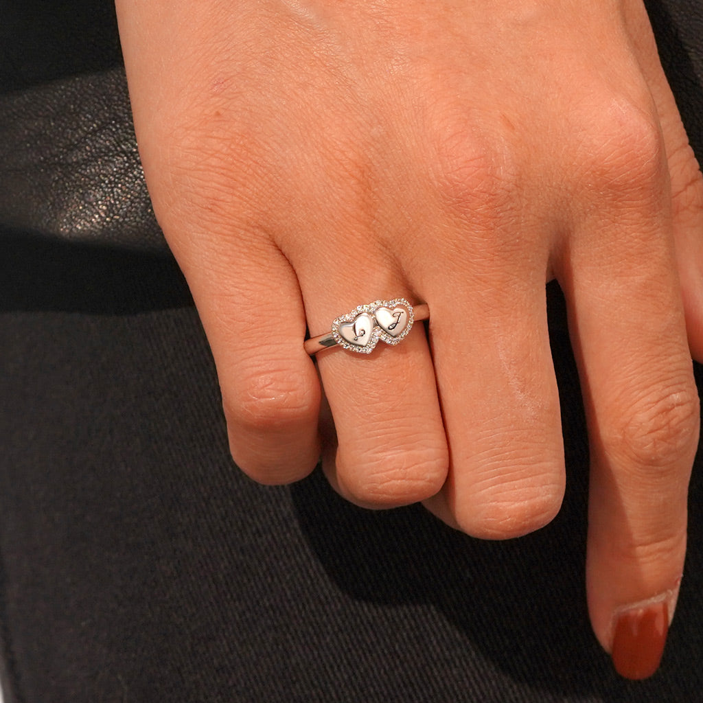 Gnoce Engravable Initial Letter Two Hearts Band Ring_6