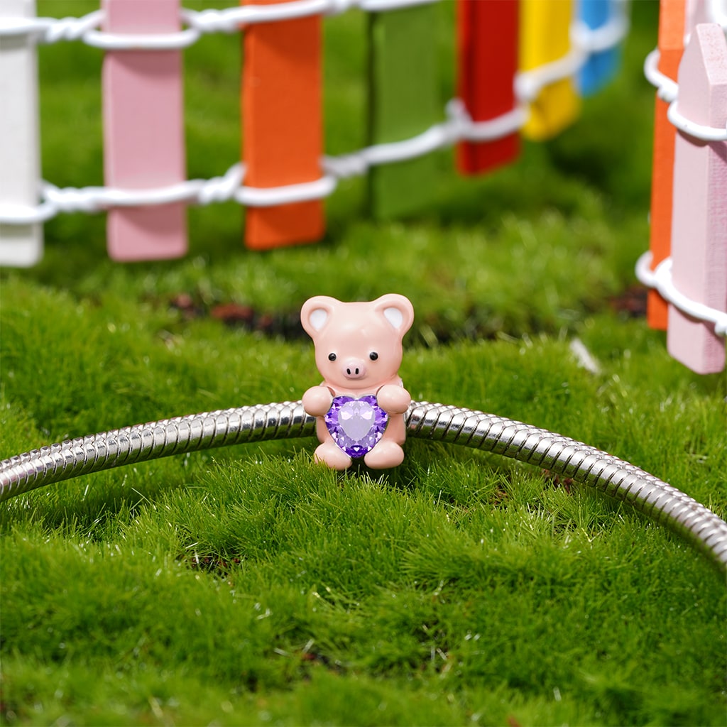 Gnoce Little Pig Embraces Love Charm_5