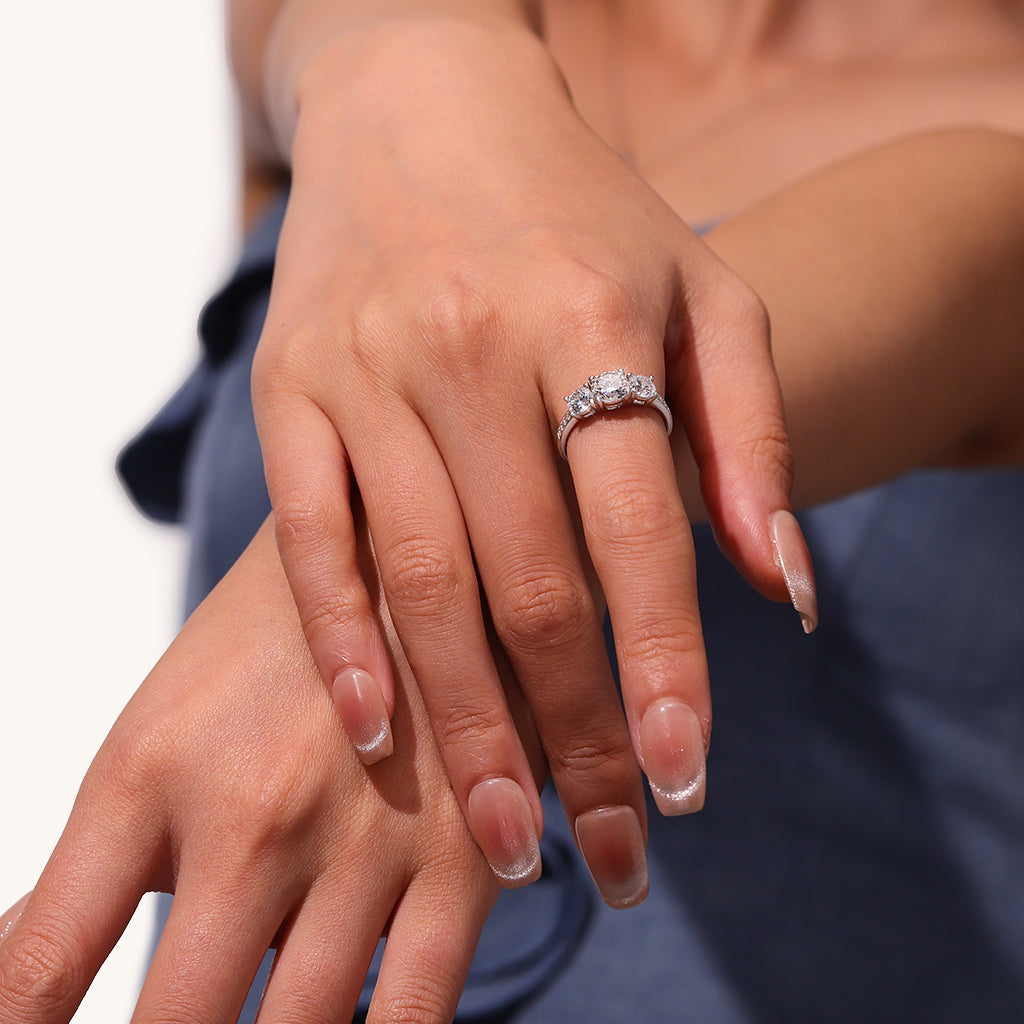 Gnoce 0.7 Ct Round VVS Moissanite Three-Stone Ring_5