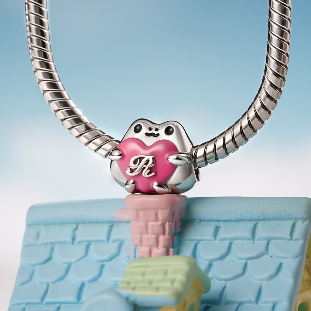 Gnoce Engravable Cute Frog Embraces Heart Charm_4