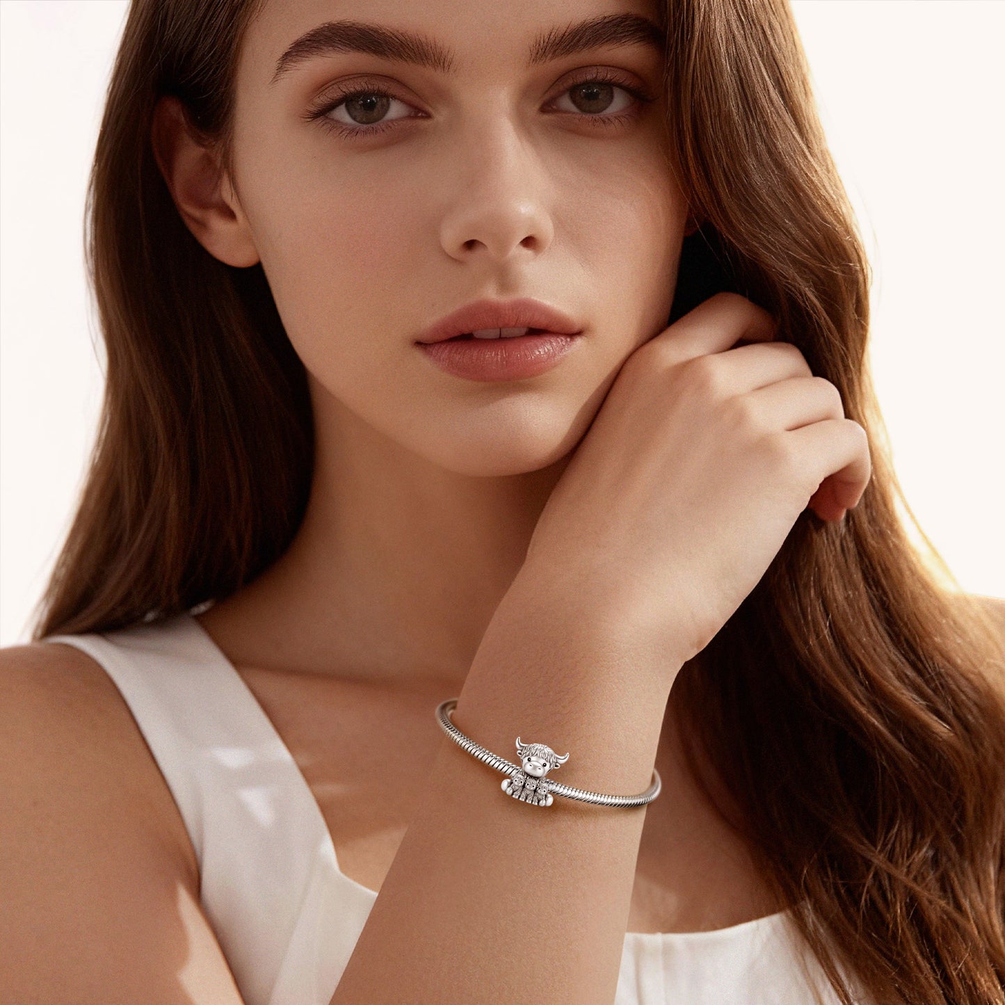 Gnoce Highland Cow Embraces Three Babies Charm_4